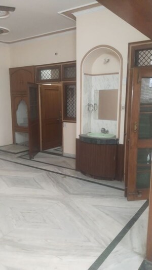 Room in 3 BHK Builder Floor at Gomti Nagar – for Rent