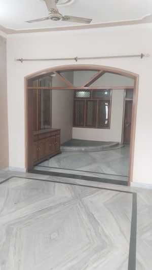 Room in 3 BHK Builder Floor at Gomti Nagar – for Rent