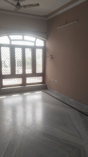 Room in 3 BHK Builder Floor at Gomti Nagar – for Rent