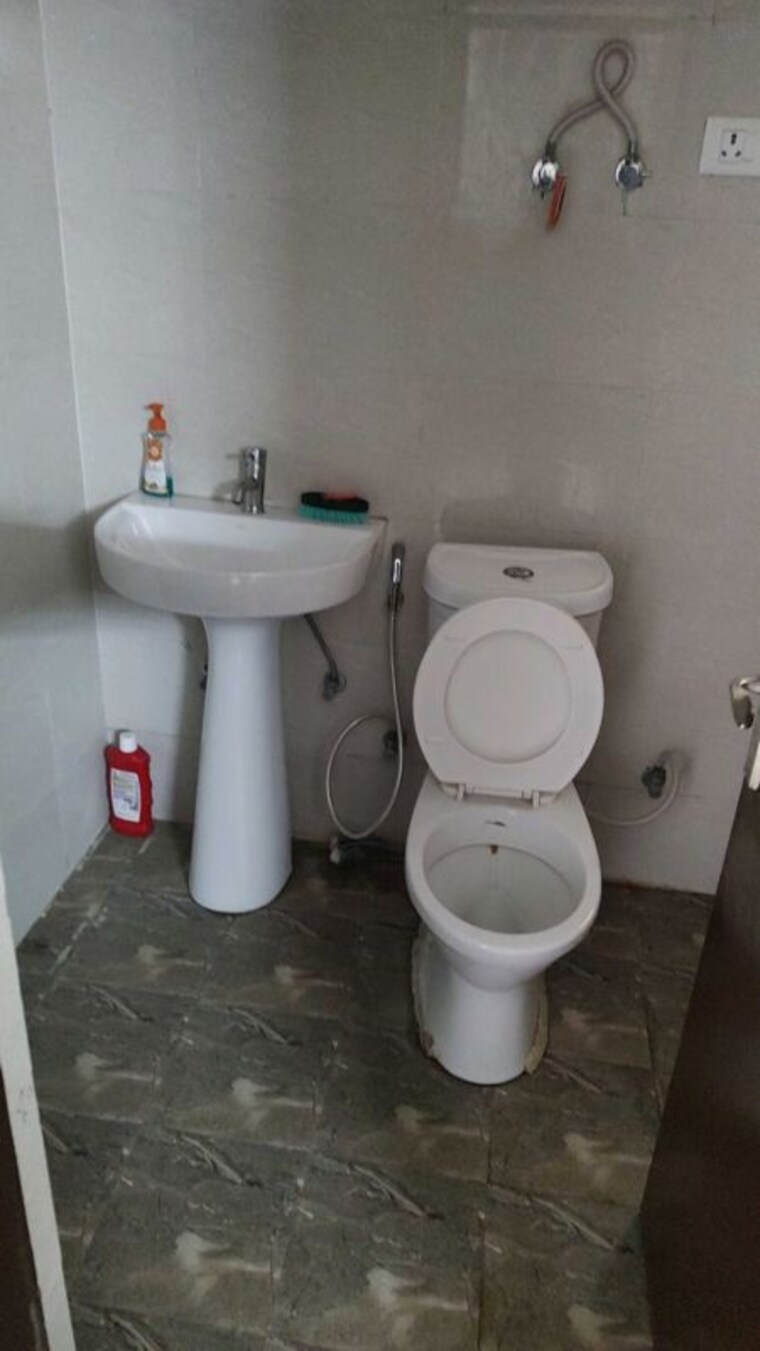 Bathroom, amrapali-centurian-park 2 Bedroom 990 Sq.Ft. Apartment In Tech Zone 4 Greater Noida Greater Noida 10208934