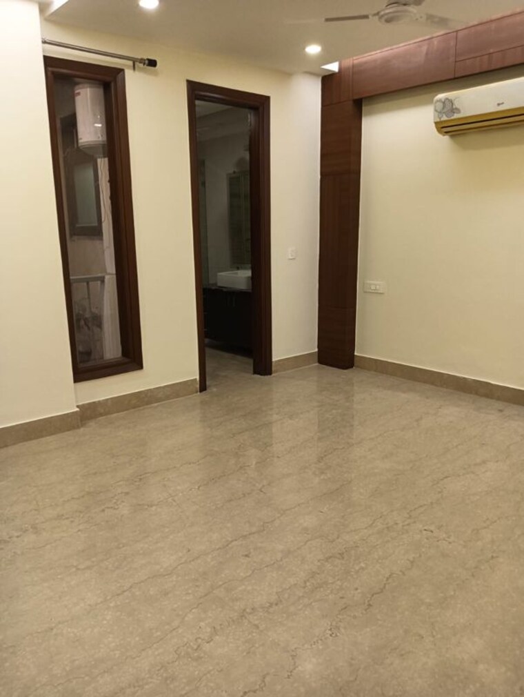 Room, panchsheel enclave 3 Bedroom 280 Sq.Yd. Builder Floor In Panchsheel Enclave Delhi 10209019