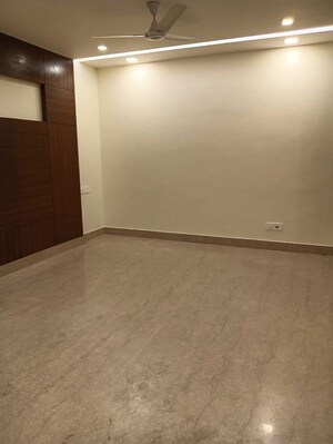 Room in 3 BHK Builder Floor at Panchsheel Enclave – for Rent