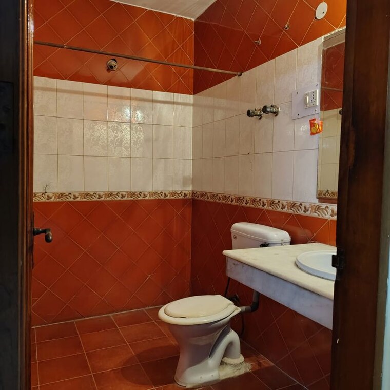 Bathroom, kalkaji 3 Bedroom 1008 Sq.Ft. Builder Floor In Kalkaji Delhi 10209076