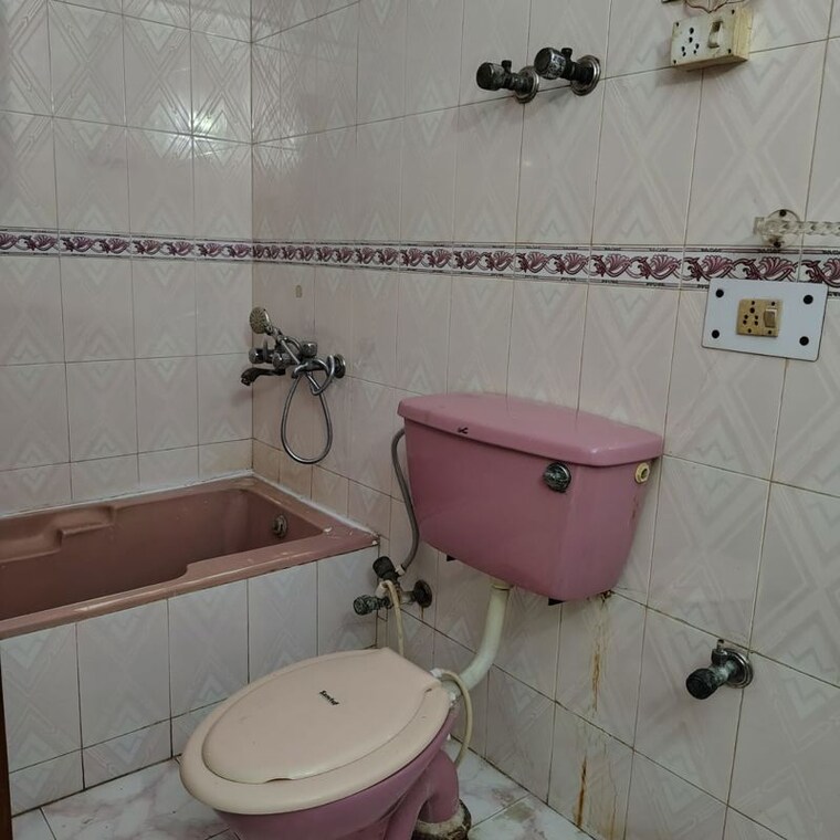 Bathroom, kalkaji 3 Bedroom 1038 Sq.Ft. Builder Floor In Kalkaji Delhi 10209080