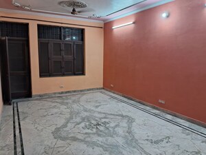 Room in 2.5 BHK Builder Floor at Swaran Nagri, Sector 31 – for Rent