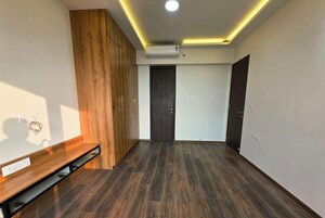 Room in 3 BHK Apartment at Kalpataru Magnus, Bandra East – for Rent