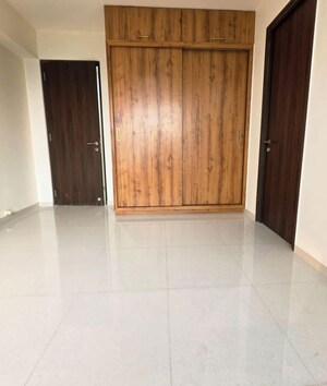 Room in 3 BHK Apartment at Kalpataru Magnus, Bandra East – for Rent
