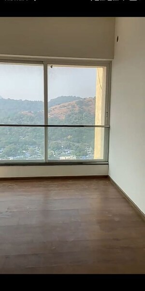 Room in 4 BHK Apartment at Sheth Montana, Mulund West – for Sale