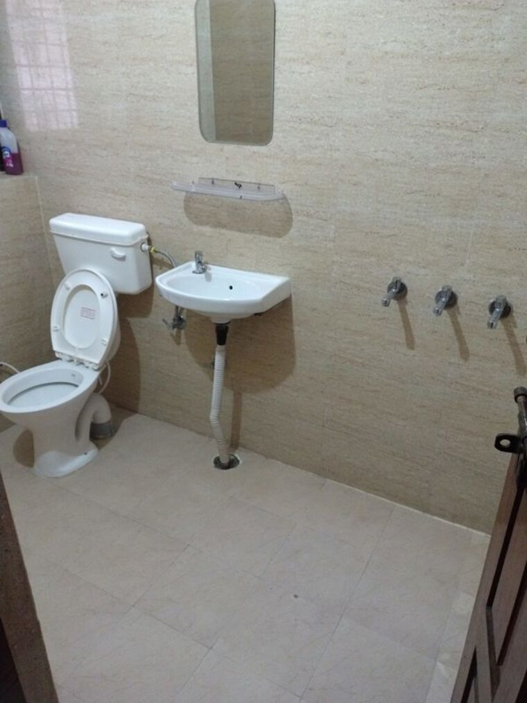 Attached Bathroom, adarsh nagar 2 Bedroom 777 Sq.Ft. Builder Floor In Adarsh Nagar Mumbai 10209610