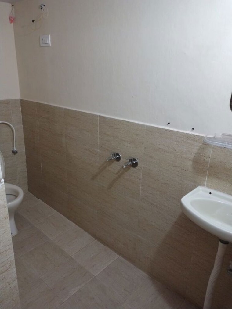 Bathroom, adarsh nagar 2 Bedroom 777 Sq.Ft. Builder Floor In Adarsh Nagar Mumbai 10209610