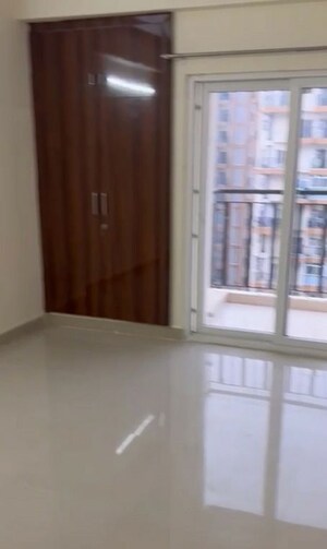 Room in 3 BHK Apartment at Amrapali Centurian Park, Tech Zone 4 Greater Noida – for Rent