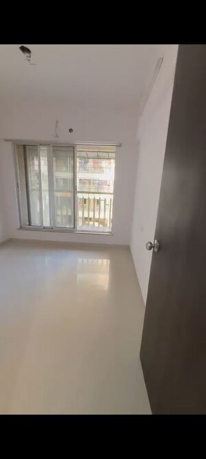 Room in 3 BHK Apartment at Unique Poonam Estate Cluster 2, Mira Road – for Rent