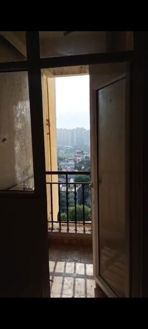 Room in 2 BHK Apartment at Amrapali Golf Homes, Sector 4 Greater Noida – for Rent