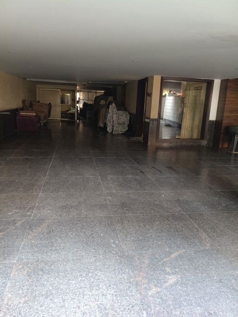  Parking, new friends colony 4 Bedroom 333 Sq.Yd. Builder Floor In New Friends Colony Delhi 10210079