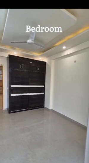 Room in 3.5 BHK Apartment at Omaxe R2, Gomti Nagar – for Rent