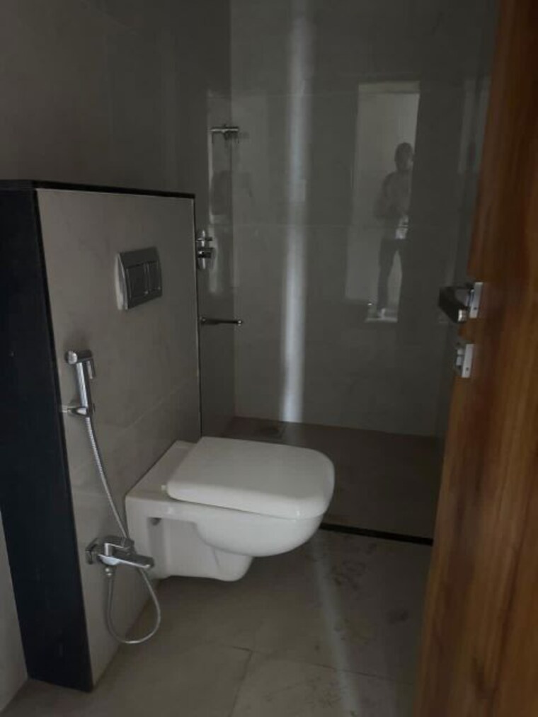 Attached Bathroom, model colony 2 Bedroom 1000 Sq.Ft. Apartment In Model Colony Pune 10207403