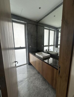 Room in 3 BHK Apartment at Bandra Kurla Complex – for Rent