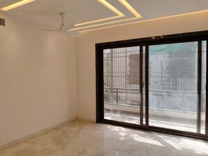 Room in 3 BHK Builder Floor at DLF Atria, Dlf Phase ii – for Rent