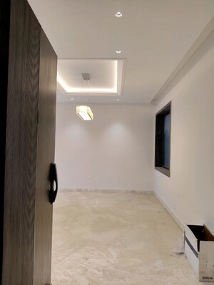 Room in 3 BHK Builder Floor at DLF Atria, Dlf Phase ii – for Rent