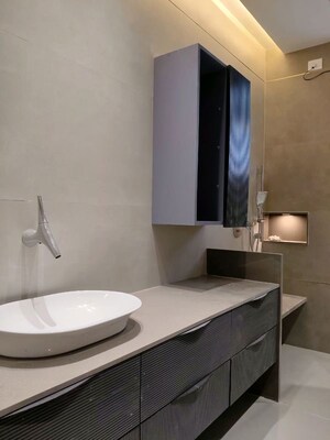 Master Bedroom in 3 BHK Builder Floor at DLF Atria, Dlf Phase ii – for Rent