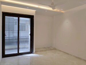 Room in 3 BHK Builder Floor at DLF Atria, Dlf Phase ii – for Rent