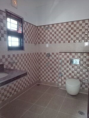 Bathroom in 6 BHK Villa at Tellapur – for Rent