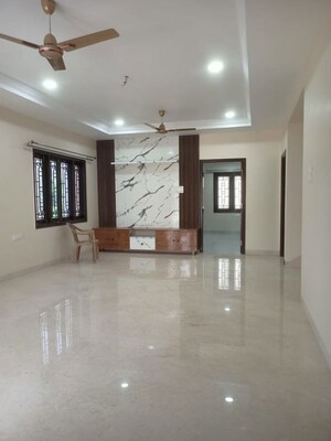 Room in 6 BHK Villa at Tellapur – for Rent