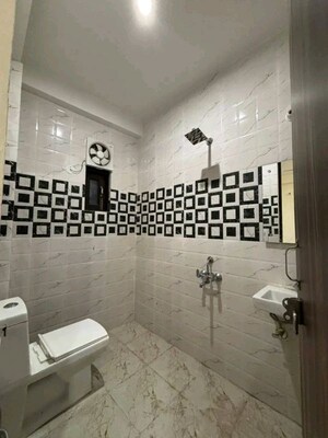 Bathroom in 2 BHK Builder Floor at Palm Residency Chhatarpur, Chattarpur – for Rent