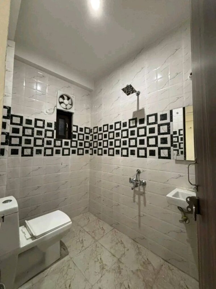 Bathroom, palm-residency-chhatarpur 2 Bedroom 1000 Sq.Ft. Builder Floor In Chattarpur Delhi 10210392