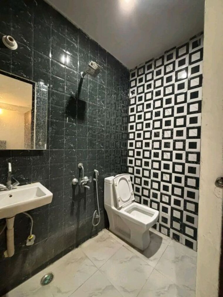 Bathroom, palm-residency-chhatarpur 2 Bedroom 1000 Sq.Ft. Builder Floor In Chattarpur Delhi 10210392