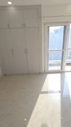 Room in 3 BHK Builder Floor at Puri Kohinoor Emporium, Sector 89 – for Sale