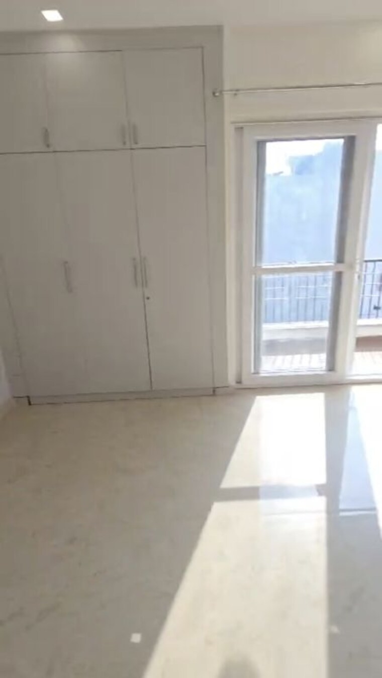 Room, puri-kohinoor-emporium 3 Bedroom 150 Sq.Yd. Builder Floor In Sector 89 Faridabad 10210444