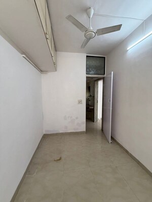 Room in 2 BHK Apartment at Andheri West – for Rent