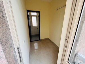 Room in 3.5 BHK Apartment at Unitech Nirvana Country Cedar Crest, Sector 50 – for Rent