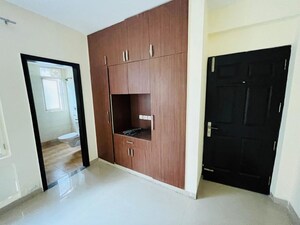 Room in 3.5 BHK Apartment at Unitech Nirvana Country Cedar Crest, Sector 50 – for Rent