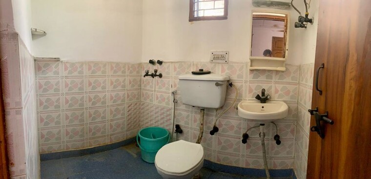 Bathroom, alok-vihar 2 Bedroom 880 Sq.Ft. Apartment In Sector 50 Noida 10211115