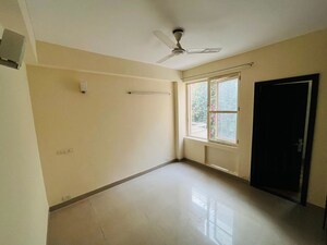 Room in 3.5 BHK Apartment at Unitech Nirvana Country Cedar Crest, Sector 50 – for Rent