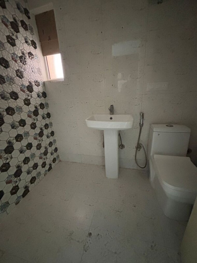 Bathroom, ska-metro-ville 2 Bedroom 920 Sq.Ft. Apartment In Eta Ii Greater Noida Greater Noida 10211195