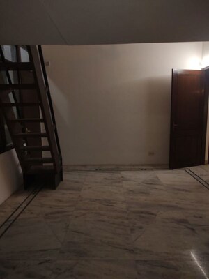 Room in 4 BHK Builder Floor at Safdarjung Enclave – for Rent