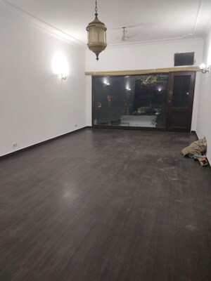 Room in 4 BHK Builder Floor at Safdarjung Enclave – for Rent