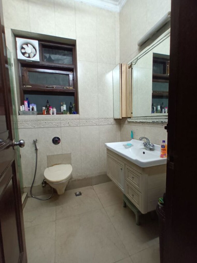 Bathroom, dlf-queens-court 3 Bedroom 265 Sq.Yd. Apartment In Greater Kailash ii Delhi 10211438