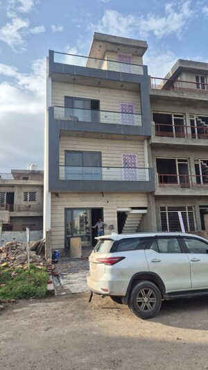 6 BHK Independent House For Sale in Sector 82