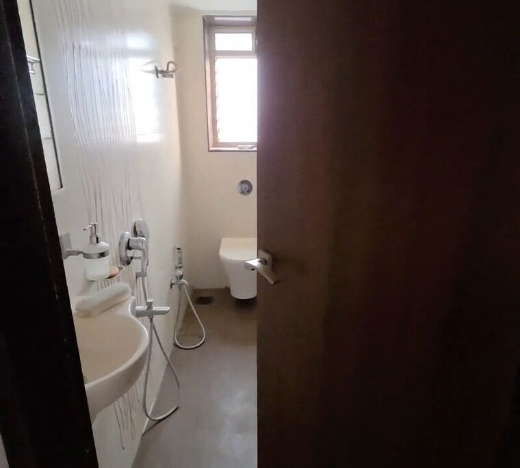 Bathroom, plam-house 1 Bedroom 335 Sq.Ft. Apartment In Senapati Bapat Marg Mumbai 10211751