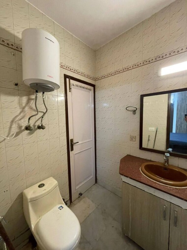 Bathroom, old rajinder nagar 4 Bedroom 1626 Sq.Ft. Builder Floor In Old Rajinder Nagar Delhi 10211757