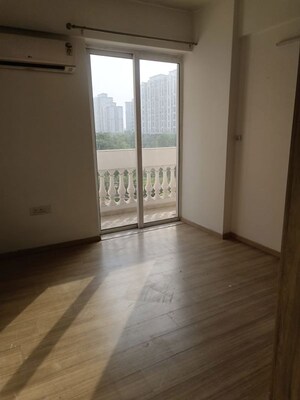Room in 3 BHK Apartment at DLF Regal Gardens, Sector 90 – for Rent