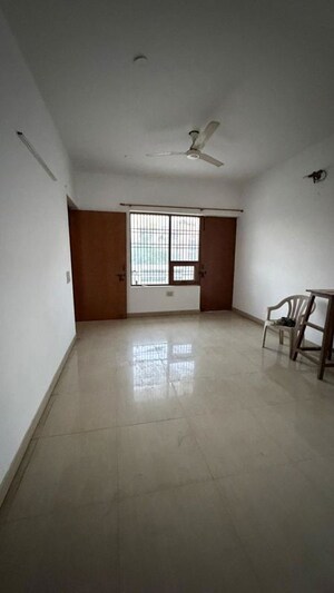 Room in 3 BHK Builder Floor at Sector 52 – for Rent
