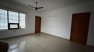 Room in 3 BHK Builder Floor at Sector 52 – for Rent