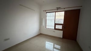 Room in 3 BHK Builder Floor at Sector 52 – for Rent