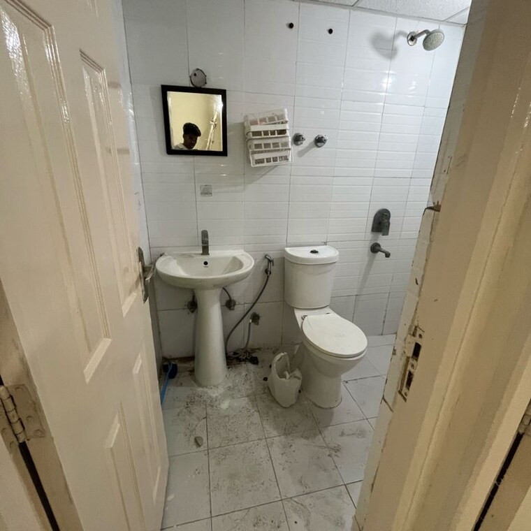 Bathroom, patel nagar 2 Bedroom 809 Sq.Ft. Builder Floor In Patel Nagar Gurgaon 10211823
