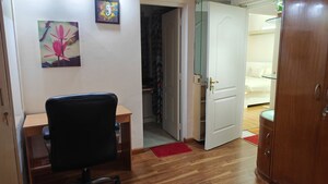 Room in 3 BHK Apartment at DLF Beverly Park I, Sector 28 – for Rent